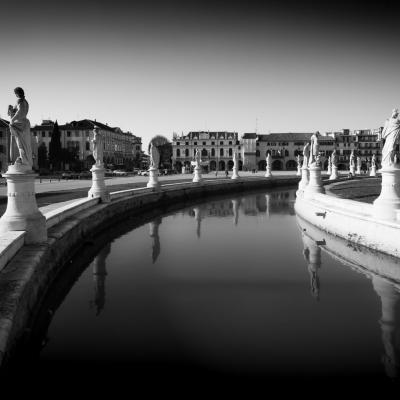Black White Aufnahme eines riesen Brunnes in Padova, Norditalien. Im Hintergrund sieht man alte aus der Monarchie stammende Gebäude.