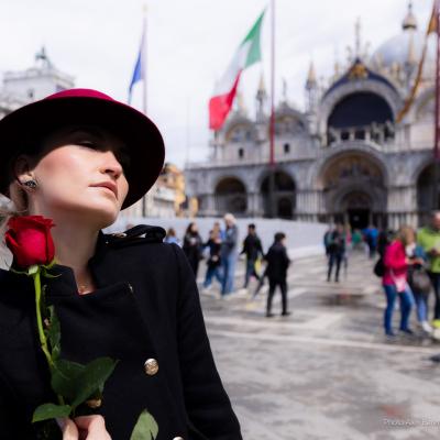 Frau mit Rotem Hut und roter Rose in Venedig vor altem Gebäude